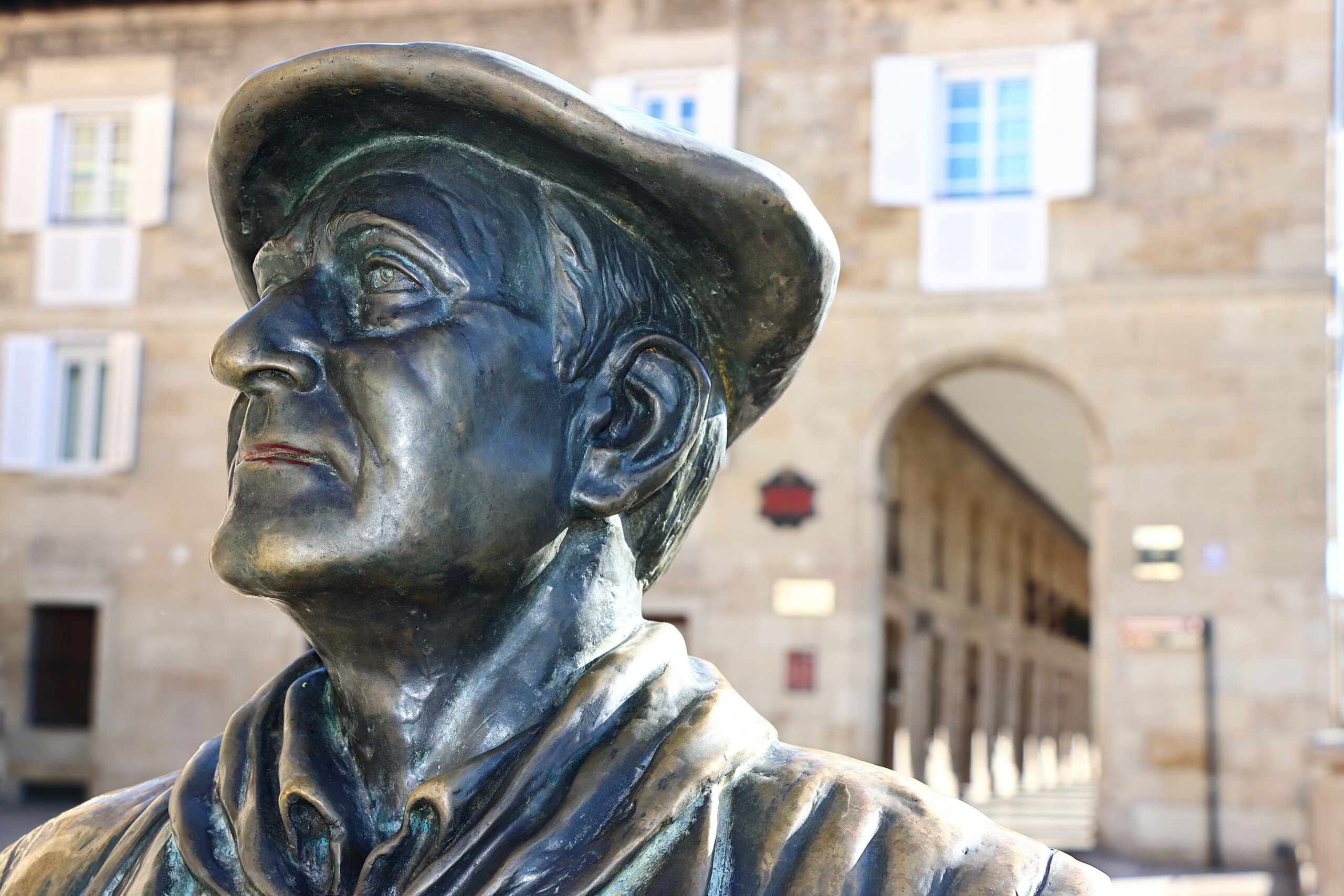 Tours in Vitoria-Gasteiz: Image of the sculpture of Celedón in Vitoria-Gasetiz