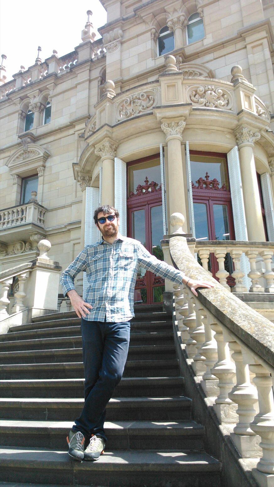 Tours in Vitoria-Gasteiz: Image of Niall Cullen, historian, standing on the steps outside the Museum of Fine Arts of Álava