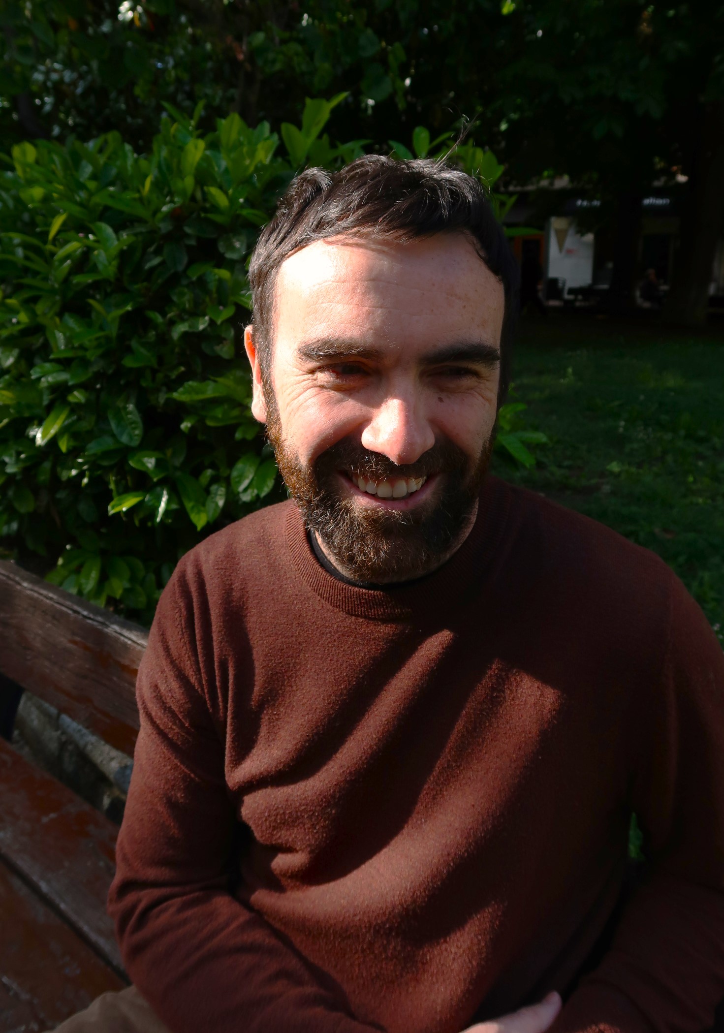 Close-up image of Niall Cullen, historian, sitting on a bench in Vitoria-Gasteiz